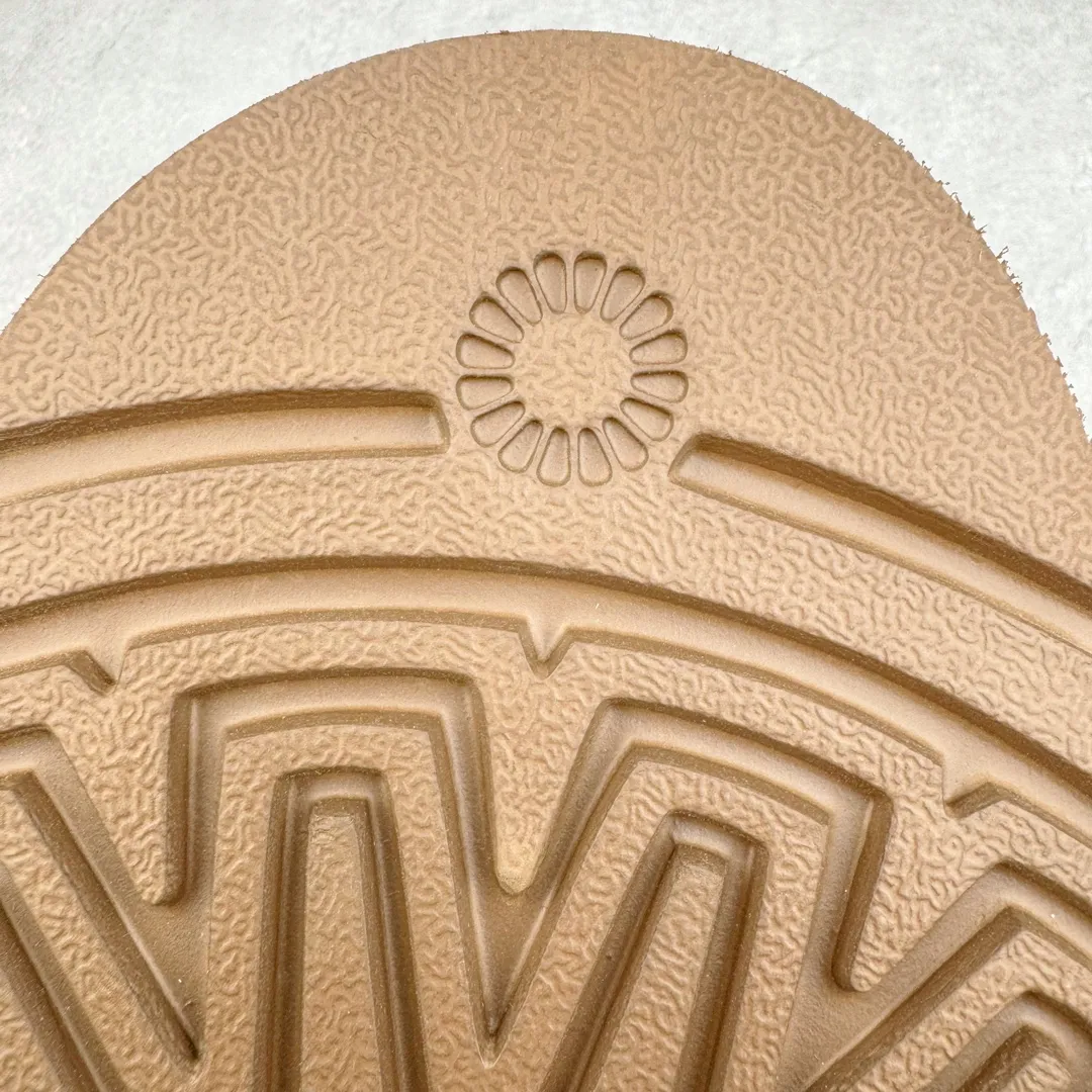 Pick up locally💰520 UGG ethnic style 2553 classic autumn and winter sheep fur all-in-one snow boots. All shoes are made from the same factory as ZP. Longfeng A-grade Australian imported sheep fur all-in-one ethnic style. Brand OEM production line. Fully follow the ZP process. OEM original pattern maker. Adhering to the principle of no original shoes and no development selection. Pay attention to every detail. The most authentic version on the market. TREADLITE "Light Wing" technology outsole. Lightweight/durable/flexible/pile size: 35 36 37 38 39 40 41 42 Coding: by2936060